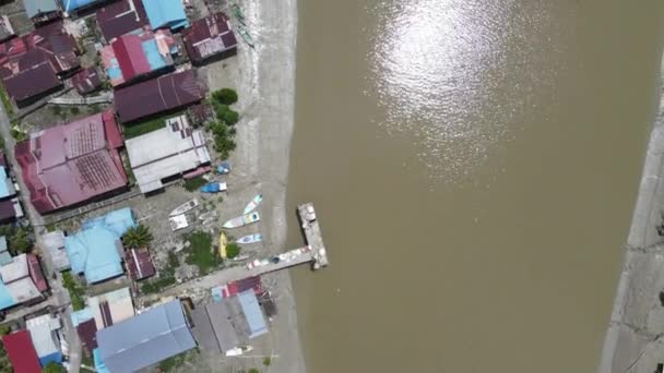 Bovenaanzicht Van Een Groep Vissersvaartuigen Boten Een Vissersdorp Bij Een — Stockvideo