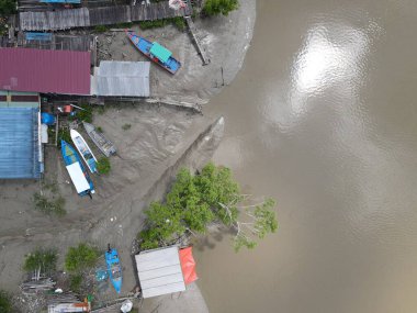 Nehir kıyısındaki bir balıkçı köyünde bir grup balıkçı teknesi ya da teknenin yukarıdan görünüşü.