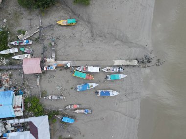 Nehir kıyısındaki bir balıkçı köyünde bir grup balıkçı teknesi ya da teknenin yukarıdan görünüşü.