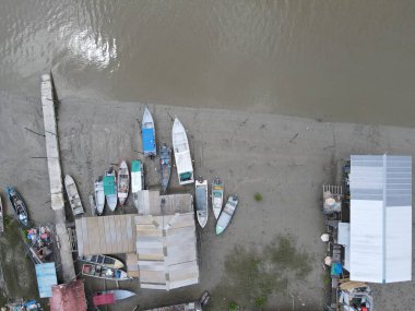 Nehir kıyısındaki bir balıkçı köyünde bir grup balıkçı teknesi ya da teknenin yukarıdan görünüşü.