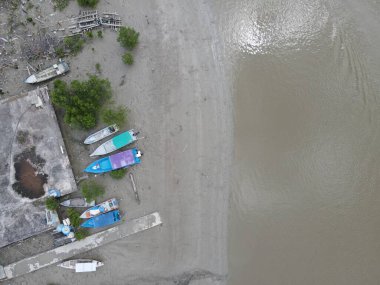 Nehir kıyısındaki bir balıkçı köyünde bir grup balıkçı teknesi ya da teknenin yukarıdan görünüşü.