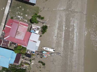 Nehir kıyısındaki bir balıkçı köyünde bir grup balıkçı teknesi ya da teknenin yukarıdan görünüşü.
