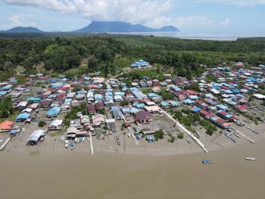 Nehir kıyısındaki bir balıkçı köyünde bir grup balıkçı teknesi ya da teknenin yukarıdan görünüşü.
