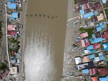 Nehir kıyısındaki bir balıkçı köyünde bir grup balıkçı teknesi ya da teknenin yukarıdan görünüşü.