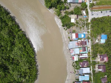 Nehir kıyısındaki bir balıkçı köyünde bir grup balıkçı teknesi ya da teknenin yukarıdan görünüşü.