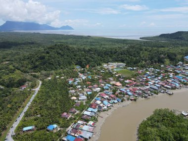 Nehir kıyısındaki bir balıkçı köyünde bir grup balıkçı teknesi ya da teknenin yukarıdan görünüşü.