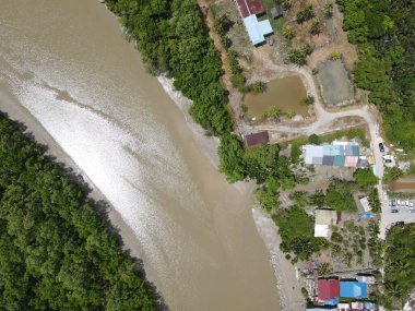 Nehir kıyısındaki bir balıkçı köyünde bir grup balıkçı teknesi ya da teknenin yukarıdan görünüşü.