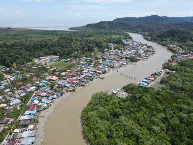 Nehir kıyısındaki bir balıkçı köyünde bir grup balıkçı teknesi ya da teknenin yukarıdan görünüşü.