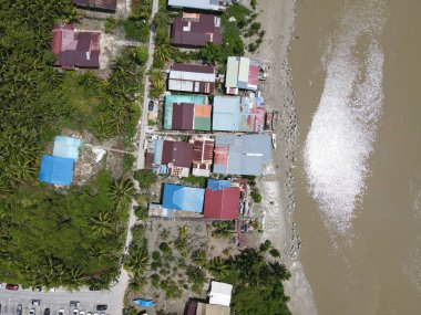 Nehir kıyısındaki bir balıkçı köyünde bir grup balıkçı teknesi ya da teknenin yukarıdan görünüşü.