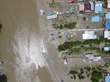 Nehir kıyısındaki bir balıkçı köyünde bir grup balıkçı teknesi ya da teknenin yukarıdan görünüşü.