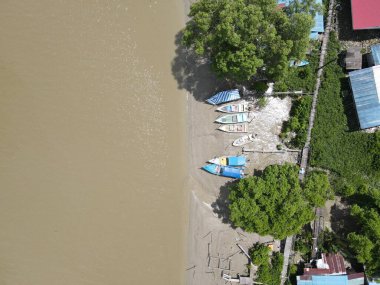 Nehir kıyısındaki bir balıkçı köyünde bir grup balıkçı teknesi ya da teknenin yukarıdan görünüşü.