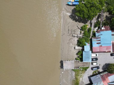 Nehir kıyısındaki bir balıkçı köyünde bir grup balıkçı teknesi ya da teknenin yukarıdan görünüşü.