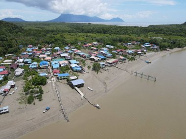 Nehir kıyısındaki bir balıkçı köyünde bir grup balıkçı teknesi ya da teknenin yukarıdan görünüşü.