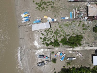 Nehir kıyısındaki bir balıkçı köyünde bir grup balıkçı teknesi ya da teknenin yukarıdan görünüşü.