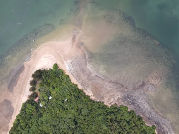Malezya 'nın Borneo Adası' ndaki pek çok kişi tarafından keşfedilmemiş Satang Adası 'nın Gizemli Cenneti.