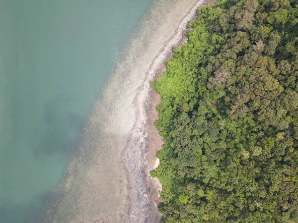 Malezya 'nın Borneo Adası' ndaki pek çok kişi tarafından keşfedilmemiş Satang Adası 'nın Gizemli Cenneti.