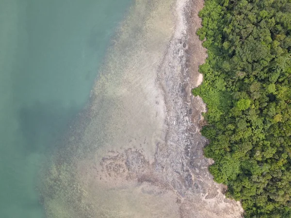 Malezya 'nın Borneo Adası' ndaki pek çok kişi tarafından keşfedilmemiş Satang Adası 'nın Gizemli Cenneti.