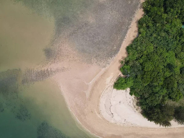 Malezya 'nın Borneo Adası' ndaki pek çok kişi tarafından keşfedilmemiş Satang Adası 'nın Gizemli Cenneti.
