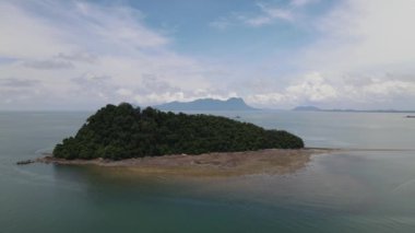 Malezya 'nın Borneo Adası' ndaki pek çok kişi tarafından keşfedilmemiş Satang Adası 'nın Gizemli Cenneti.