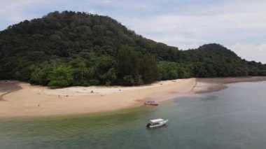 Malezya 'nın Borneo Adası' ndaki pek çok kişi tarafından keşfedilmemiş Satang Adası 'nın Gizemli Cenneti.