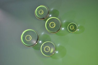 Parlak ışıklandırma ve lüks arka planı olan kristal cam küre.