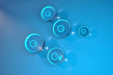 Parlak ışıklandırma ve lüks arka planı olan kristal cam küre.