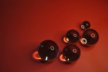 Parlak ışıklandırma ve lüks arka planı olan kristal cam küre.