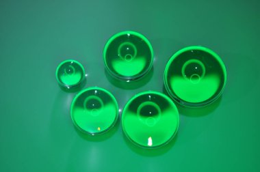 Parlak ışıklandırma ve lüks arka planı olan kristal cam küre.