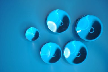 Parlak ışıklandırma ve lüks arka planı olan kristal cam küre.