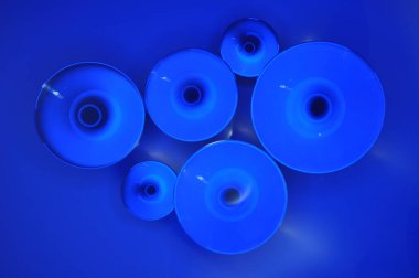 Parlak ışıklandırma ve lüks arka planı olan kristal cam küre.