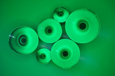 Parlak ışıklandırma ve lüks arka planı olan kristal cam küre.