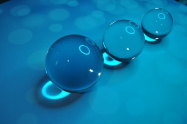 Parlak ışıklandırma ve lüks arka planı olan kristal cam küre.