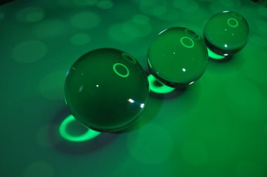 Parlak ışıklandırma ve lüks arka planı olan kristal cam küre.