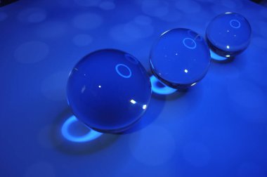 Parlak ışıklandırma ve lüks arka planı olan kristal cam küre.