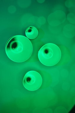 Parlak ışıklandırma ve lüks arka planı olan kristal cam küre.