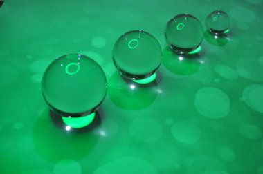 Parlak ışıklandırma ve lüks arka planı olan kristal cam küre.