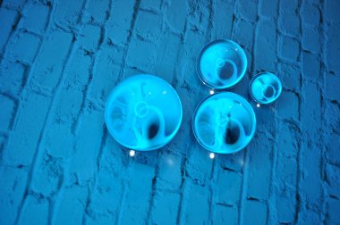 Parlak ışıklandırma ve lüks arka planı olan kristal cam küre.