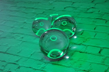 Parlak ışıklandırma ve lüks arka planı olan kristal cam küre.