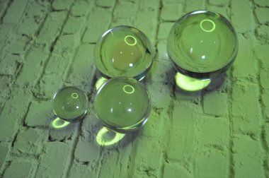 Parlak ışıklandırma ve lüks arka planı olan kristal cam küre.