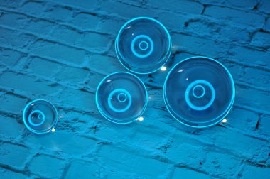 Parlak ışıklandırma ve lüks arka planı olan kristal cam küre.