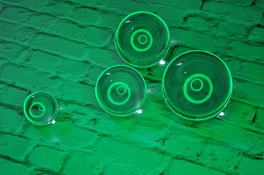 Parlak ışıklandırma ve lüks arka planı olan kristal cam küre.