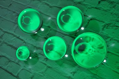 Parlak ışıklandırma ve lüks arka planı olan kristal cam küre.