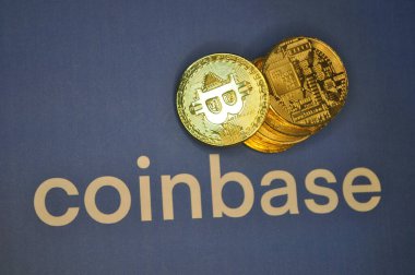 Altın ve gümüşün makro görüntüsü Bitcoin sembollü parlak paralar