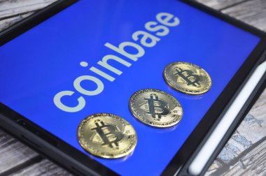 Altın ve gümüşün makro görüntüsü Bitcoin sembollü parlak paralar