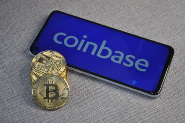 Altın ve gümüşün makro görüntüsü Bitcoin sembollü parlak paralar