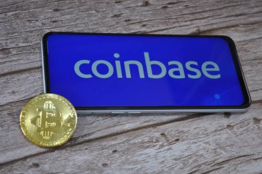 Altın ve gümüşün makro görüntüsü Bitcoin sembollü parlak paralar