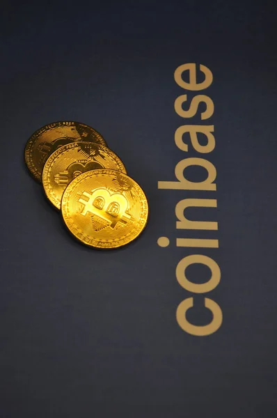 Makroansicht der gold- und silberfarbenen glänzenden Münzen mit Bitcoin-Symbol — Stockbild Makroansicht Der Gold Und Silberfarbenen Glänzenden Münzen Mit Bitcoin Symbol — Stockfoto