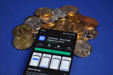 Altın ve gümüşün makro görüntüsü Bitcoin sembollü parlak paralar