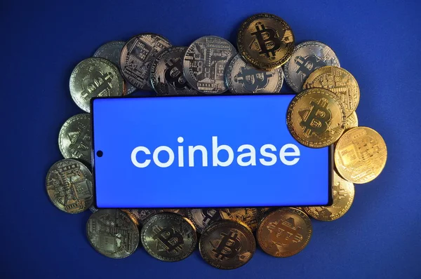 Altın ve gümüşün makro görüntüsü Bitcoin sembollü parlak paralar