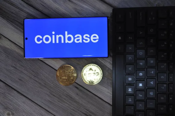 Altın ve gümüşün makro görüntüsü Bitcoin sembollü parlak paralar